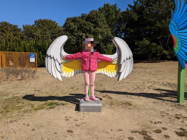 福岡市にある「海の中道海浜公園」の動物の森の写真撮影スポットに女の子が手を広げてポーズをとっている画像